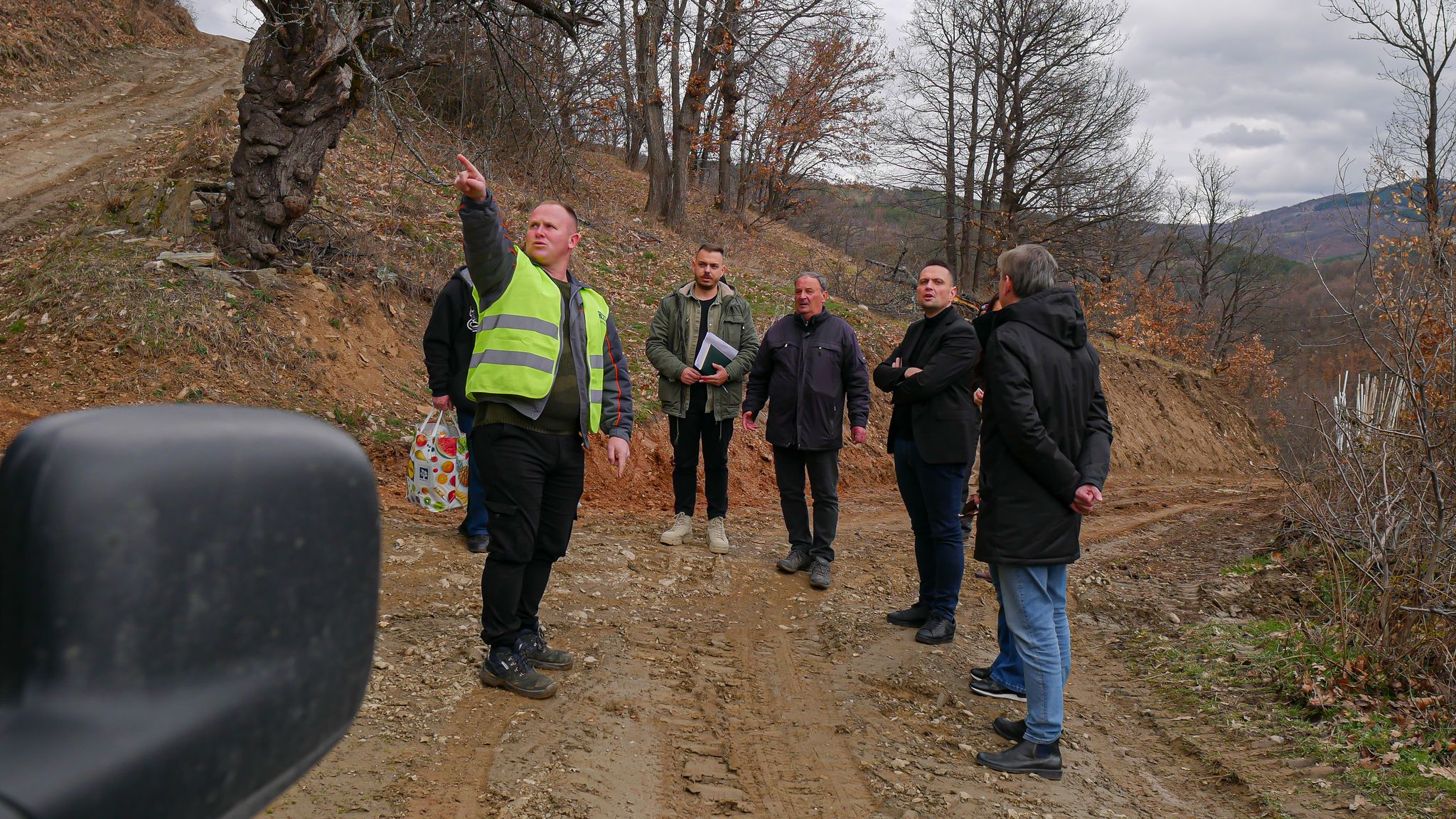 Градоначалникот Митовски изврши увид во градежните активности за изградба на локален пат во с.Кркља