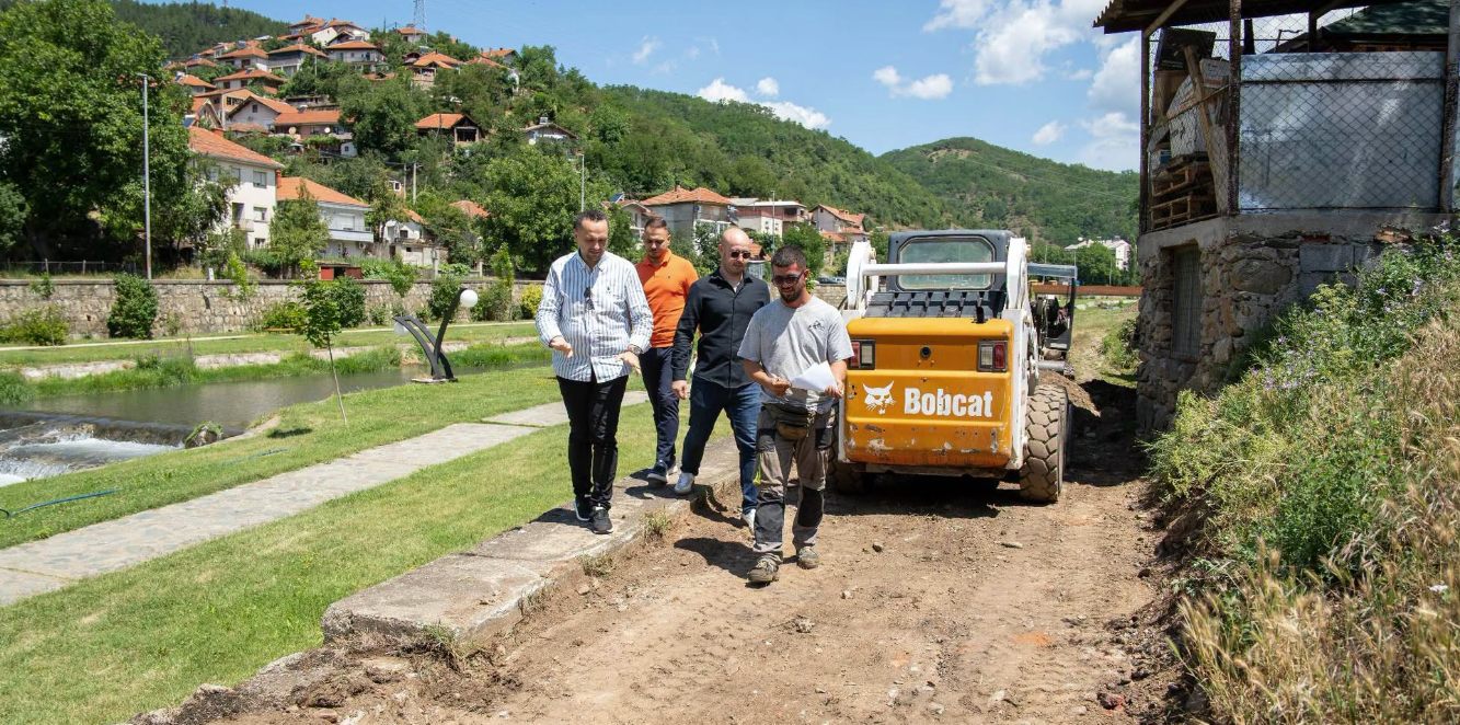 Крива Паланка (Новости): Започна реализацијата на уште еден инфраструктурен проект – нова пешачка патека покрај Крива Река